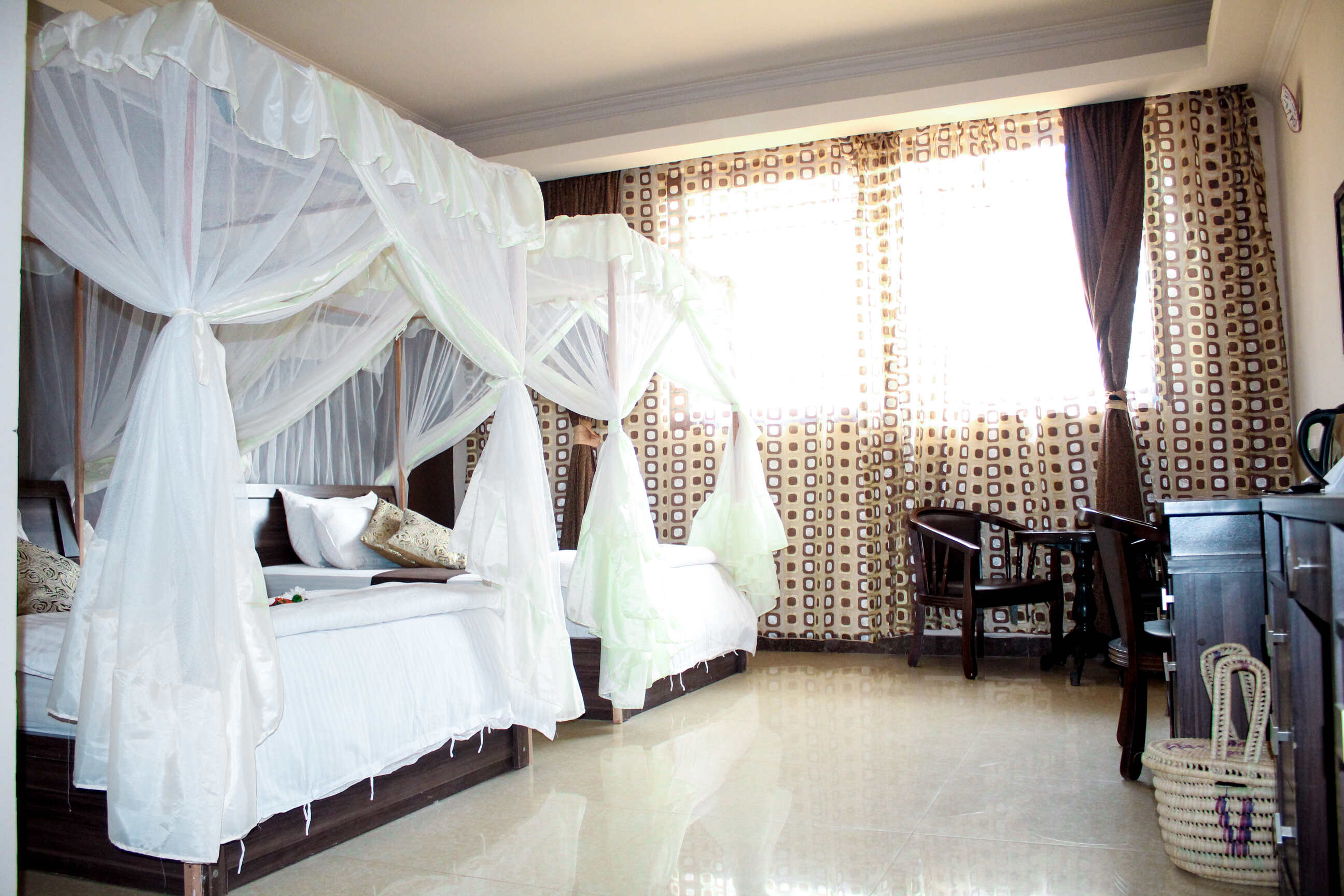 https://tropitel-gitega.com/storage/1684830390_deluxe_twin_bed_10_400.jpg