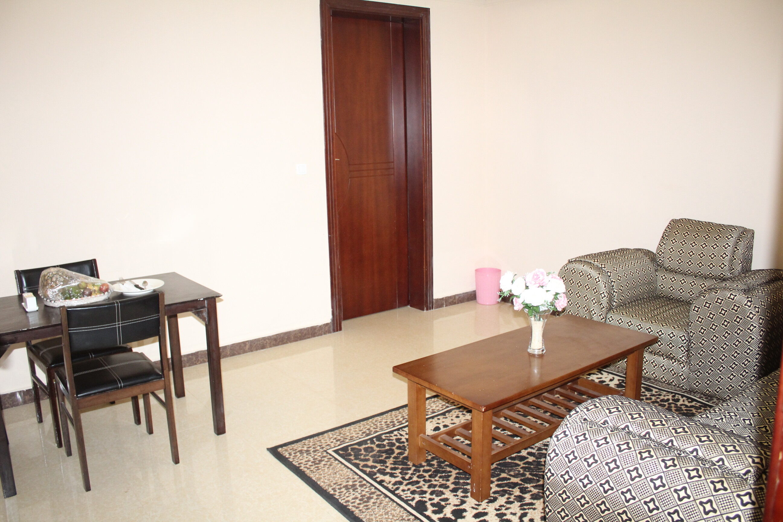 https://tropitel-gitega.com/storage/1684919405_presidential_suite_3_700.jpg